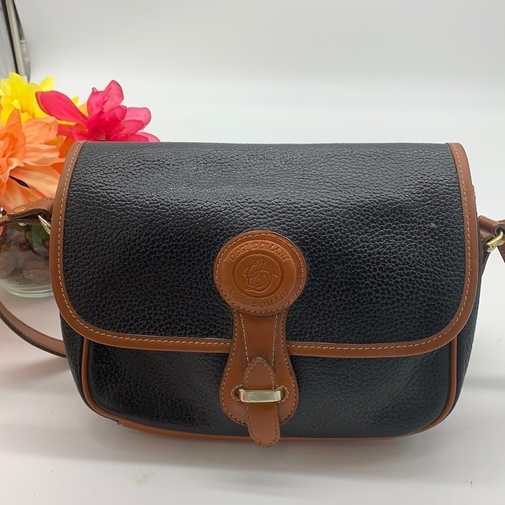 Oggi Domani Black tan crossbody bag. B92992C
